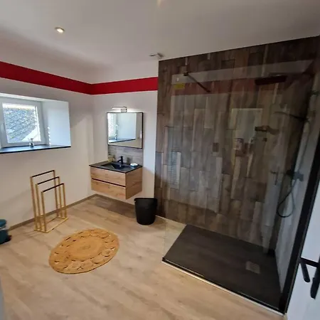 A 1,9 Km Du Mont St Michel