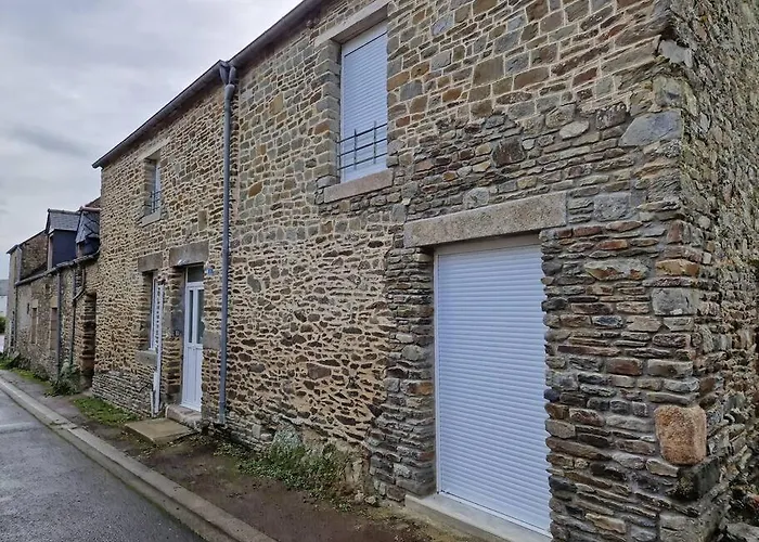 à 1,9 Km Du Mont St Michel Hébergement de vacances *