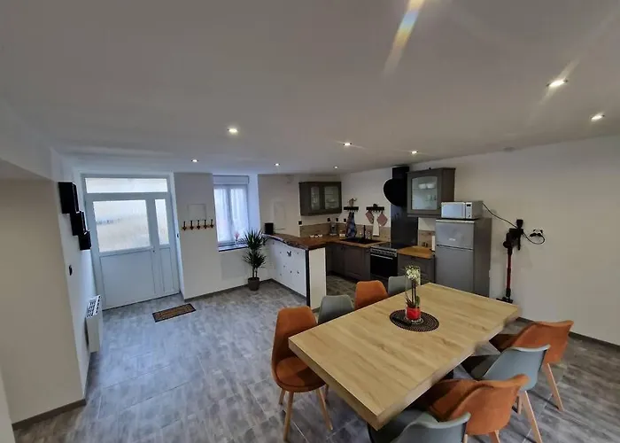 à 1,9 Km Du Mont St Michel Hébergement de vacances *